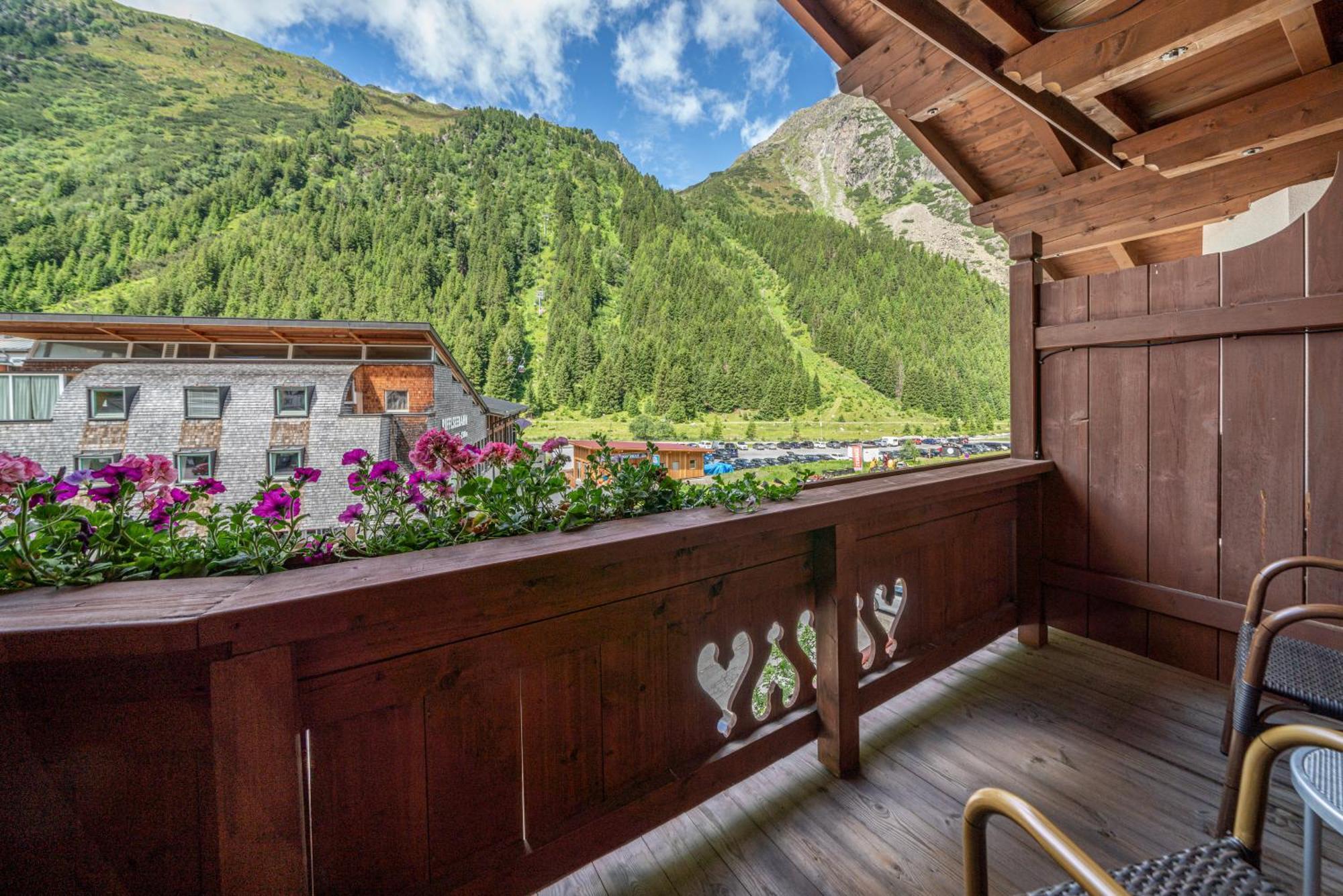Hotel Mittagskogel Pitztal Sankt Leonhard im Pitztal Exterior photo